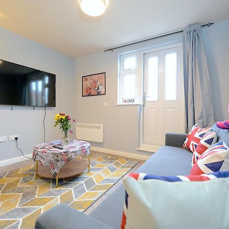 2 Bed Terraced Flat Piccadilly Line Lägenhet London Exteriör bild