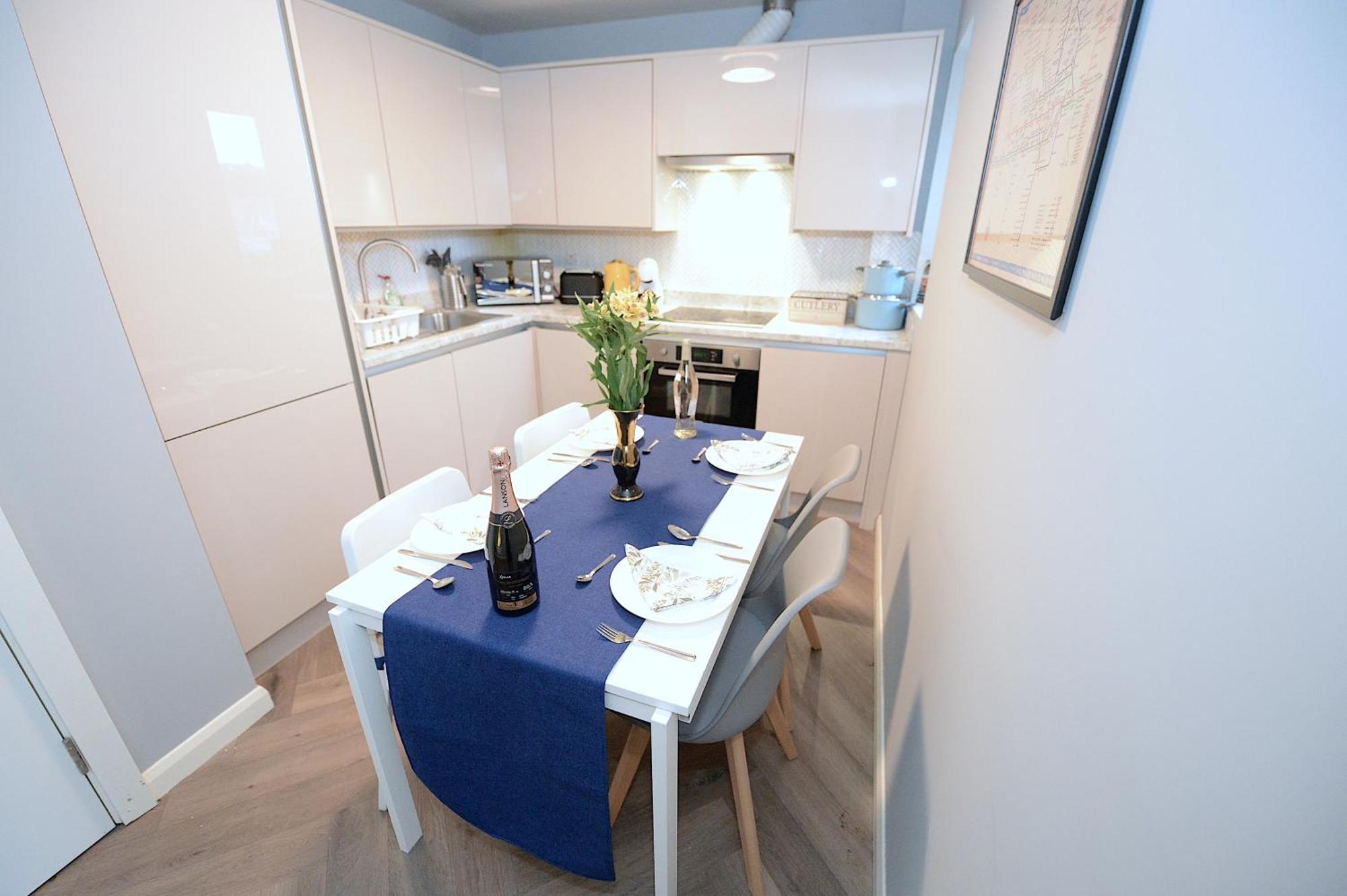 2 Bed Terraced Flat Piccadilly Line Lägenhet London Exteriör bild