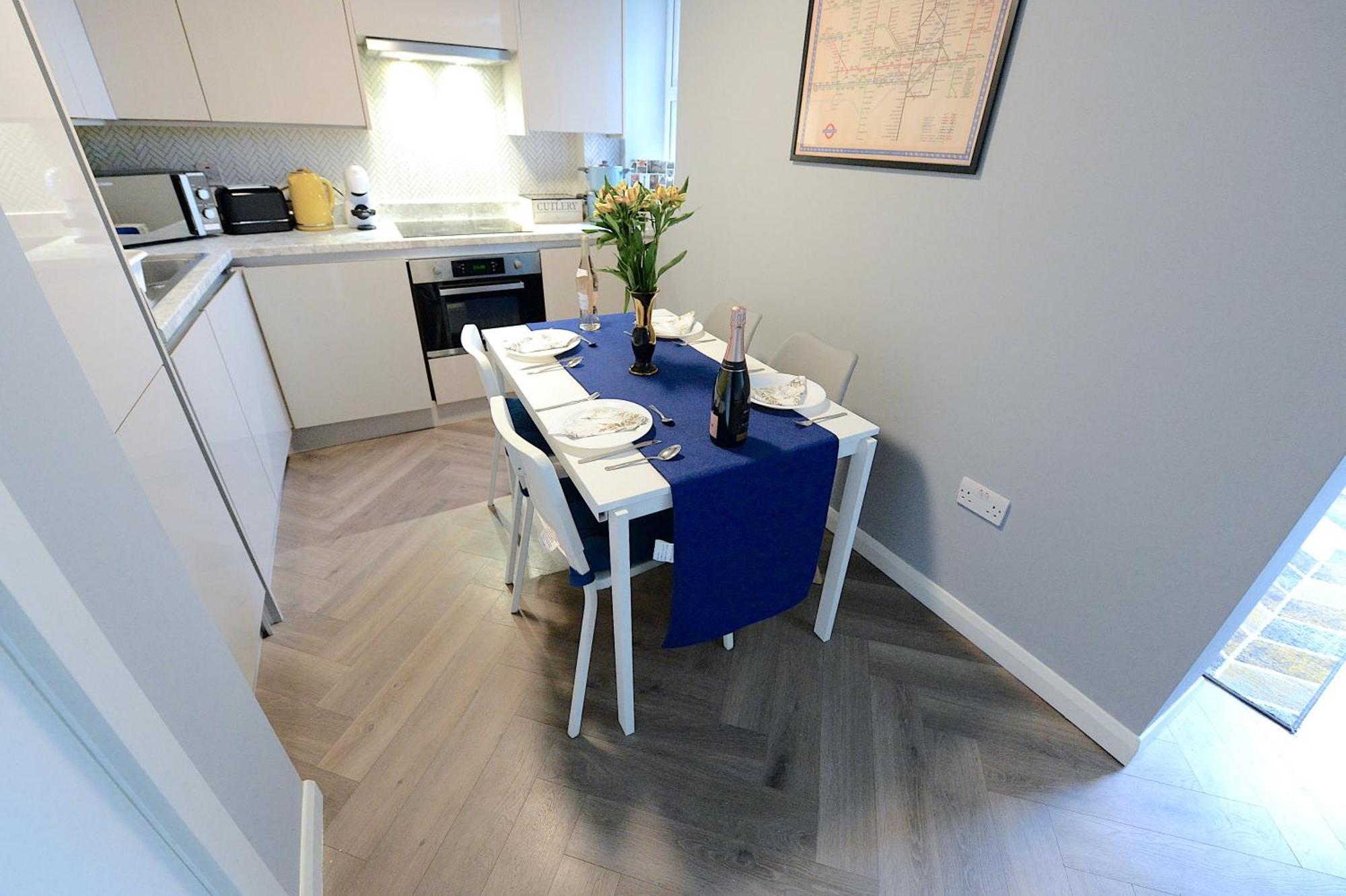 2 Bed Terraced Flat Piccadilly Line Lägenhet London Exteriör bild